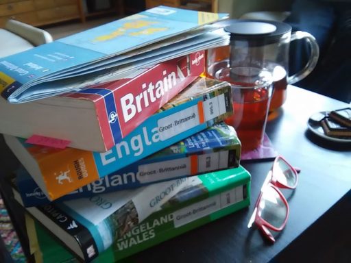 stapel boeken met reisgidsen over Engeland